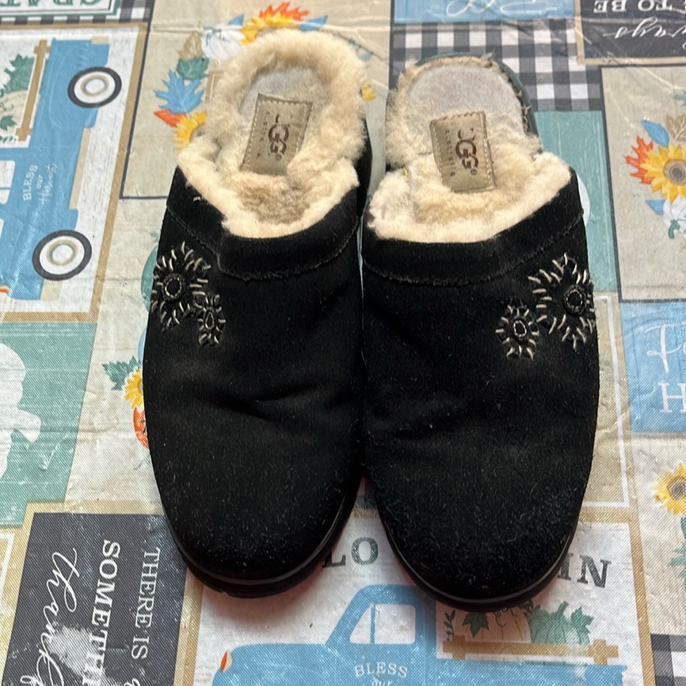 UGG Solvang Black Suede Embroidered Floral Sheepskin Clog Size 8